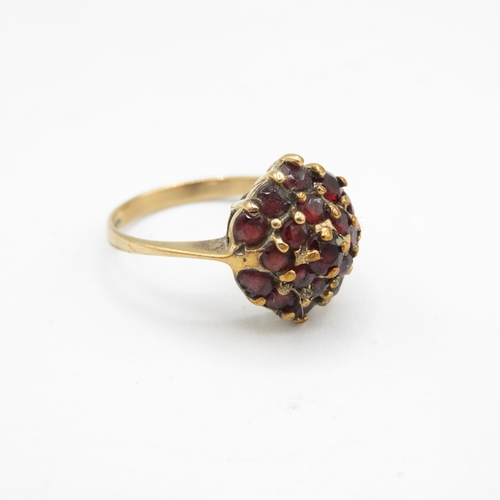 284 - 9ct gold garnet cluster ring (2.9g) Size  P