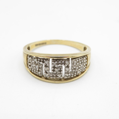 286 - 9ct gold diamond Greek key dress ring (3.2g) Size  V