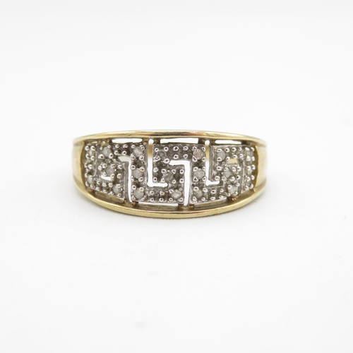 286 - 9ct gold diamond Greek key dress ring (3.2g) Size  V