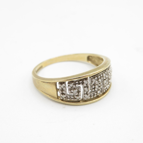 286 - 9ct gold diamond Greek key dress ring (3.2g) Size  V