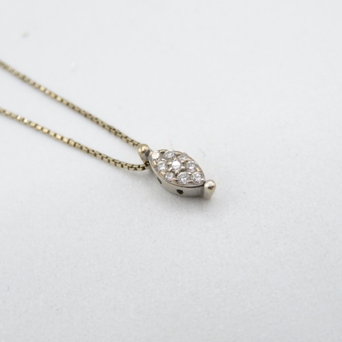 289 - 18ct gold diamond cluster pendant necklace (1.6g)