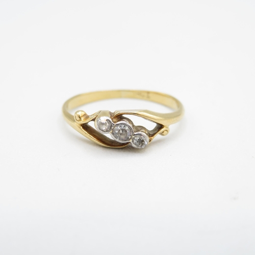 290 - 18ct gold vintage diamond three stone ring (1.8g)