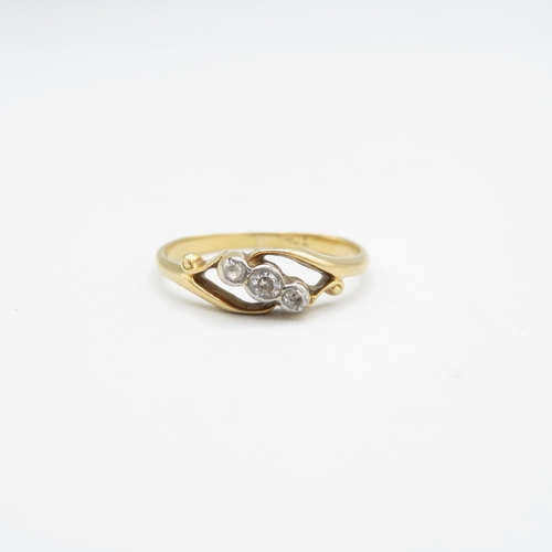 290 - 18ct gold vintage diamond three stone ring (1.8g)