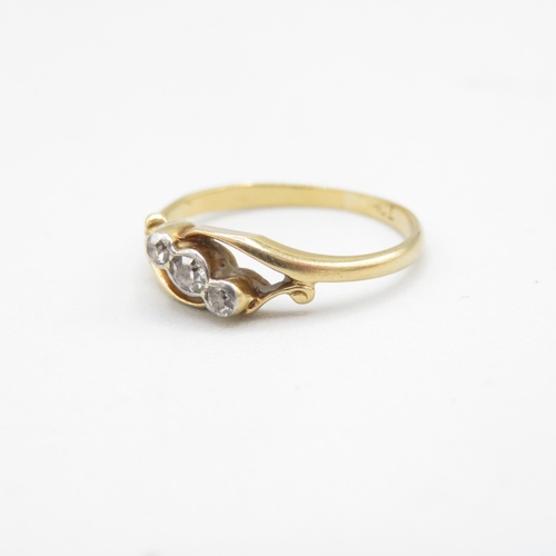 290 - 18ct gold vintage diamond three stone ring (1.8g)