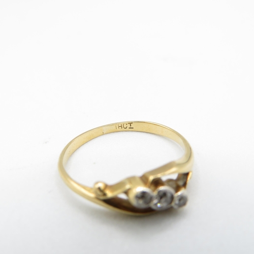 290 - 18ct gold vintage diamond three stone ring (1.8g)