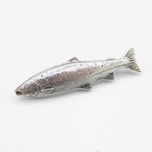 360 - HM Sterling Silver 925 higly details salmon brooch with tight fitting pin in excellent condition (6g... 