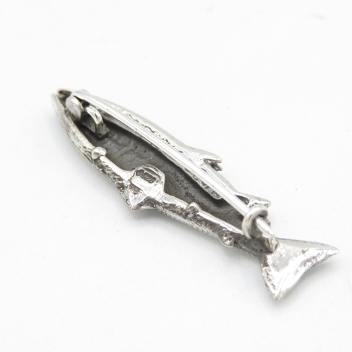 360 - HM Sterling Silver 925 higly details salmon brooch with tight fitting pin in excellent condition (6g... 