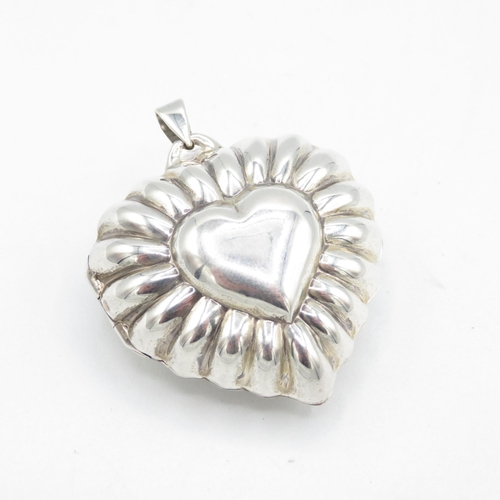 372 - Heart shaped locket Vesta with foliate design in 925 HM Sterling Silver in excellent condition hinge... 