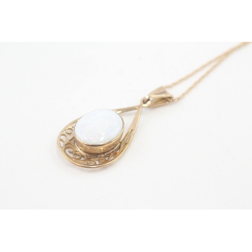 101 - 9ct gold teardrop mounted cabochon opal set pendant necklace (3.3g)