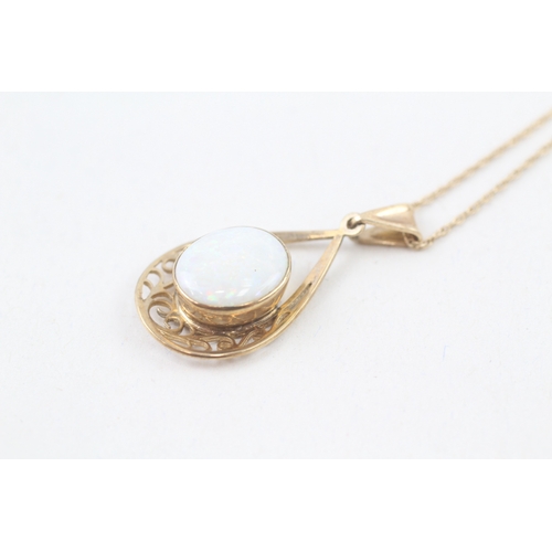 101 - 9ct gold teardrop mounted cabochon opal set pendant necklace (3.3g)