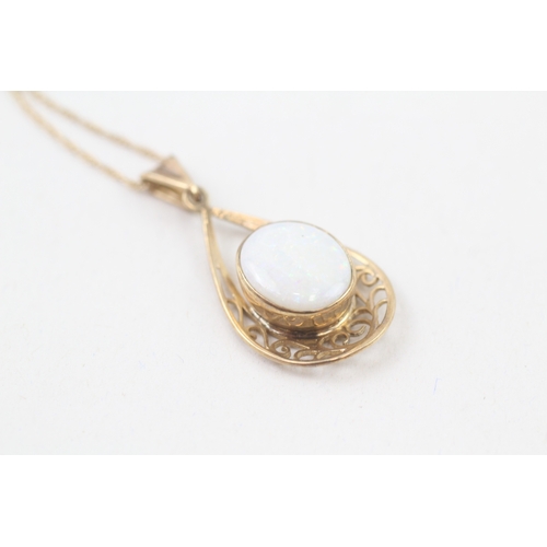 101 - 9ct gold teardrop mounted cabochon opal set pendant necklace (3.3g)