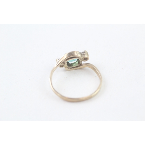 102 - 9ct gold vintage emerald and white gemstone set trilogy ring (2g) Size  P