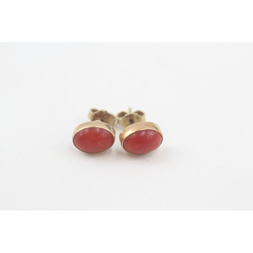 105 - 18ct gold vintage coral cabochon set oval stud earrings (1.2g)