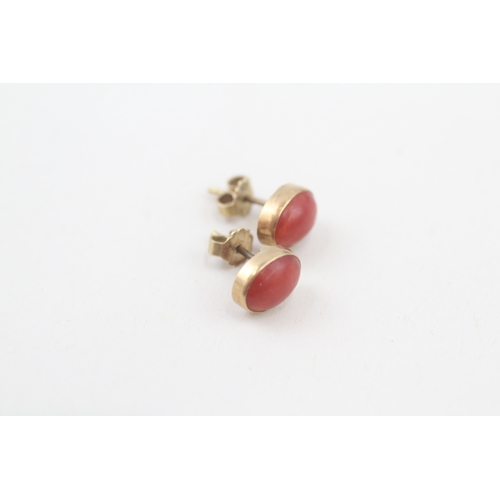 105 - 18ct gold vintage coral cabochon set oval stud earrings (1.2g)