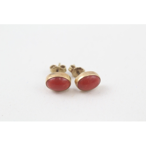 105 - 18ct gold vintage coral cabochon set oval stud earrings (1.2g)