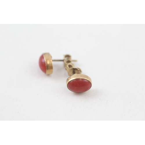 105 - 18ct gold vintage coral cabochon set oval stud earrings (1.2g)