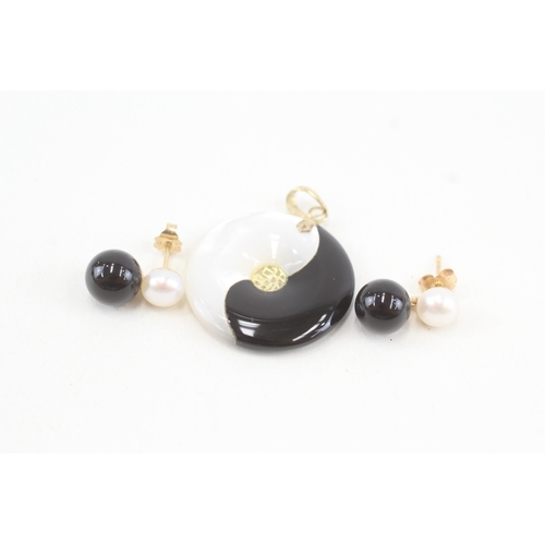 112 - 14ct gold mother of pearl & onyx Chinese pendant with black onyx & pearl stud earrings set (6.6g)