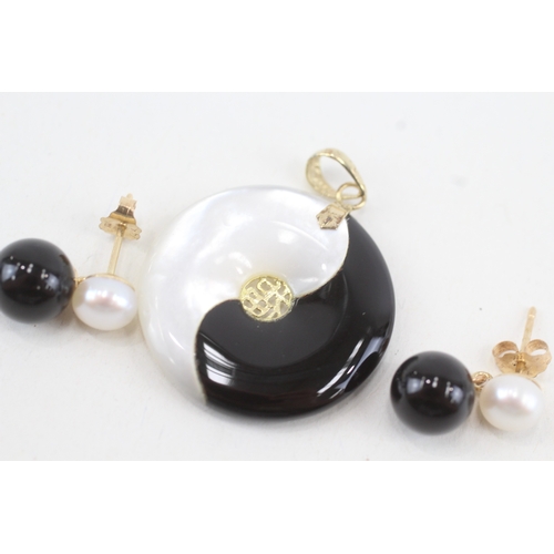 112 - 14ct gold mother of pearl & onyx Chinese pendant with black onyx & pearl stud earrings set (6.6g)