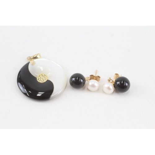 112 - 14ct gold mother of pearl & onyx Chinese pendant with black onyx & pearl stud earrings set (6.6g)