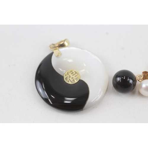 112 - 14ct gold mother of pearl & onyx Chinese pendant with black onyx & pearl stud earrings set (6.6g)