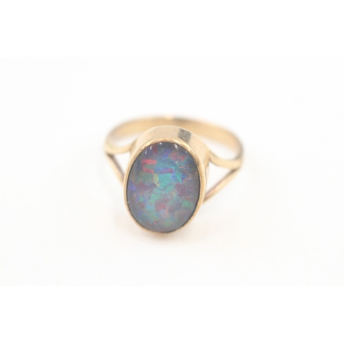 53 - 9ct gold opal triplet single stone ring with split shank (4g) Size  P 1/2