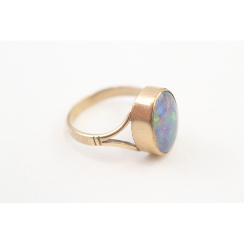 53 - 9ct gold opal triplet single stone ring with split shank (4g) Size  P 1/2