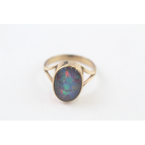 53 - 9ct gold opal triplet single stone ring with split shank (4g) Size  P 1/2