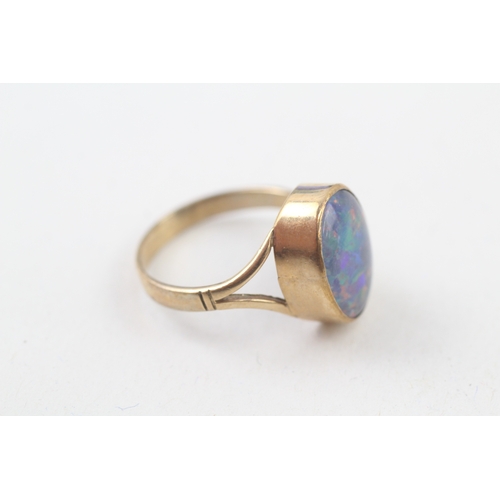 53 - 9ct gold opal triplet single stone ring with split shank (4g) Size  P 1/2