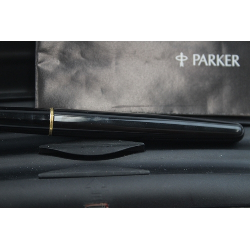 530 - Parker Sonnet Black Lacquer Fountain Pen w/ 18ct Gold Nib WRITING