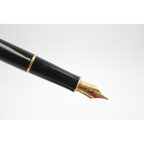 530 - Parker Sonnet Black Lacquer Fountain Pen w/ 18ct Gold Nib WRITING