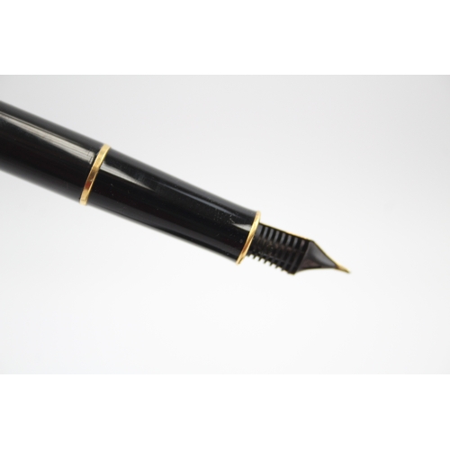 530 - Parker Sonnet Black Lacquer Fountain Pen w/ 18ct Gold Nib WRITING