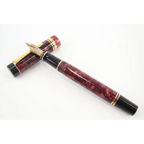 544 - Parker Duofold Burgundy Resin Fountain Pen w/ 18ct Gold Nib WRITING