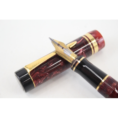 544 - Parker Duofold Burgundy Resin Fountain Pen w/ 18ct Gold Nib WRITING