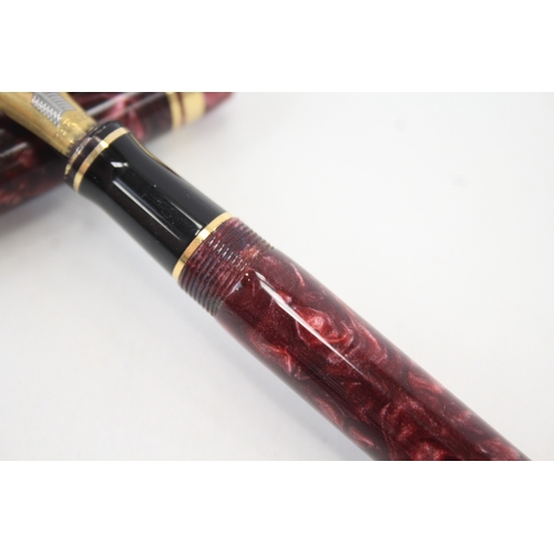 544 - Parker Duofold Burgundy Resin Fountain Pen w/ 18ct Gold Nib WRITING