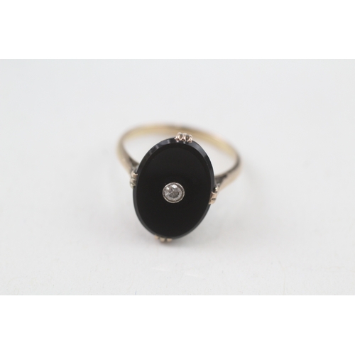 67 - 9ct gold Art Deco carved onyx surmounted with an old cut diamond cocktail ring (2.7g) Size  L