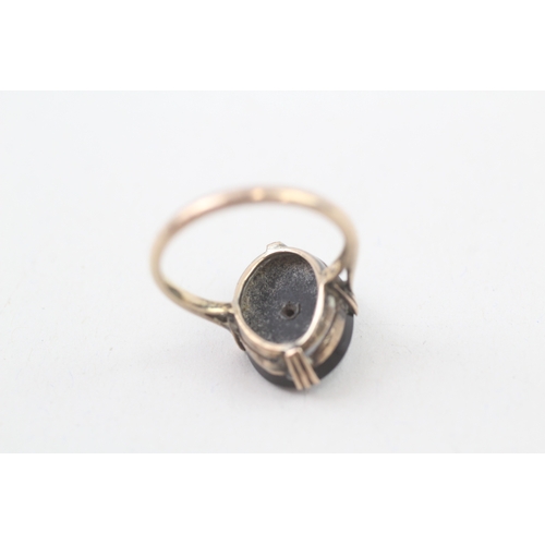 67 - 9ct gold Art Deco carved onyx surmounted with an old cut diamond cocktail ring (2.7g) Size  L