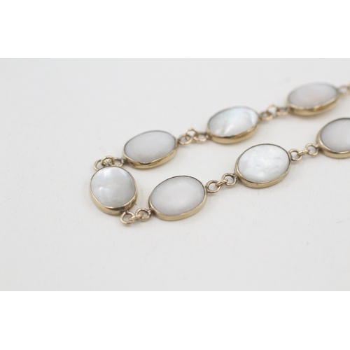 78 - 9ct gold mother of pearl bracelet, bezel set (4.5g)