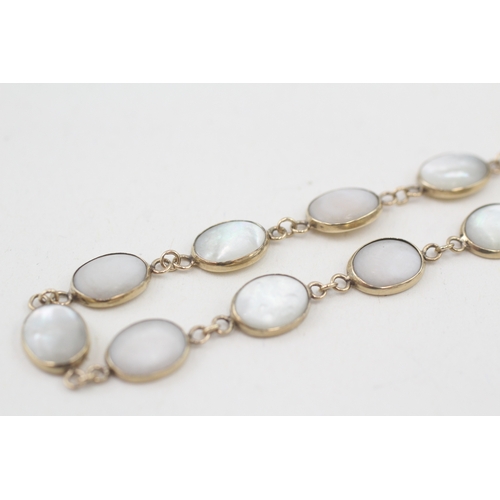 78 - 9ct gold mother of pearl bracelet, bezel set (4.5g)