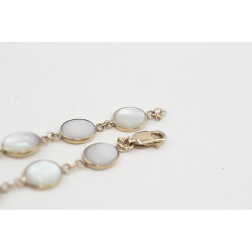 78 - 9ct gold mother of pearl bracelet, bezel set (4.5g)