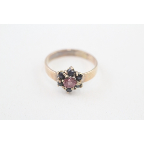 96 - 9ct gold pink gemstone and blue sapphire set floral cluster ring (1.8g) Size  J