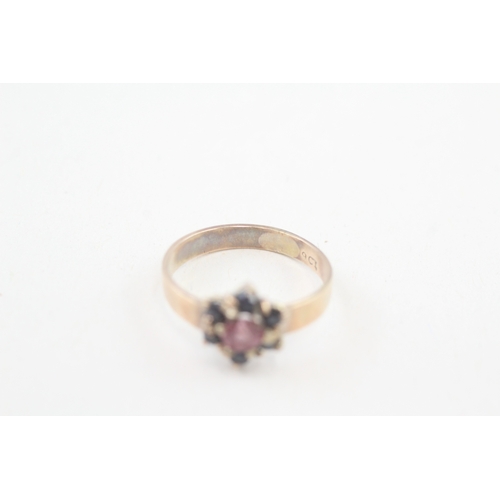 96 - 9ct gold pink gemstone and blue sapphire set floral cluster ring (1.8g) Size  J