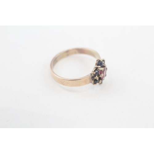 96 - 9ct gold pink gemstone and blue sapphire set floral cluster ring (1.8g) Size  J