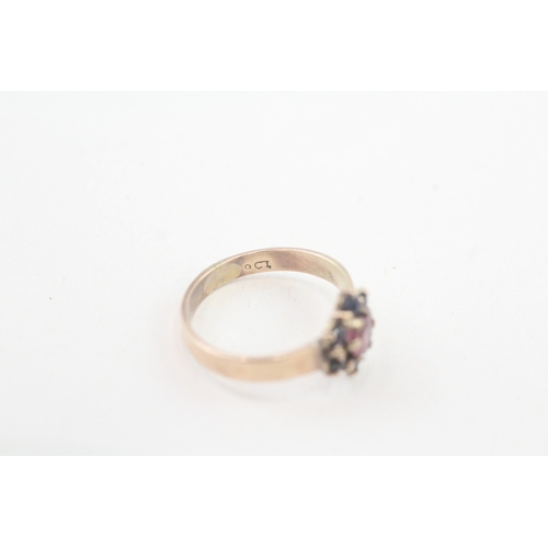 96 - 9ct gold pink gemstone and blue sapphire set floral cluster ring (1.8g) Size  J