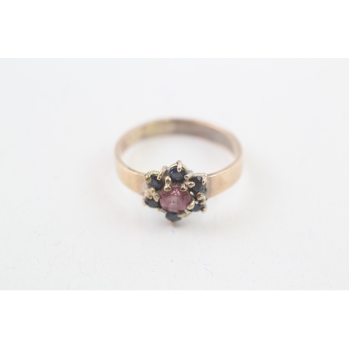 96 - 9ct gold pink gemstone and blue sapphire set floral cluster ring (1.8g) Size  J