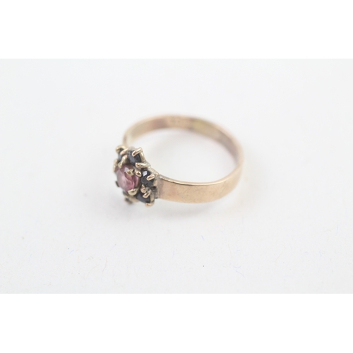 96 - 9ct gold pink gemstone and blue sapphire set floral cluster ring (1.8g) Size  J