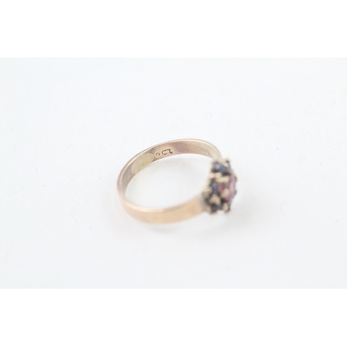 96 - 9ct gold pink gemstone and blue sapphire set floral cluster ring (1.8g) Size  J