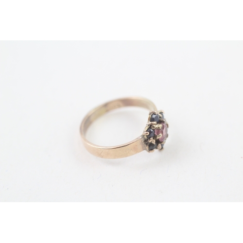 96 - 9ct gold pink gemstone and blue sapphire set floral cluster ring (1.8g) Size  J