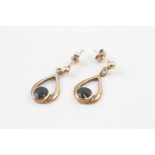 97 - 9ct gold Whitby Jet set teardrop earrings by C.W. Sellors (2.4g)