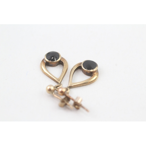 97 - 9ct gold Whitby Jet set teardrop earrings by C.W. Sellors (2.4g)