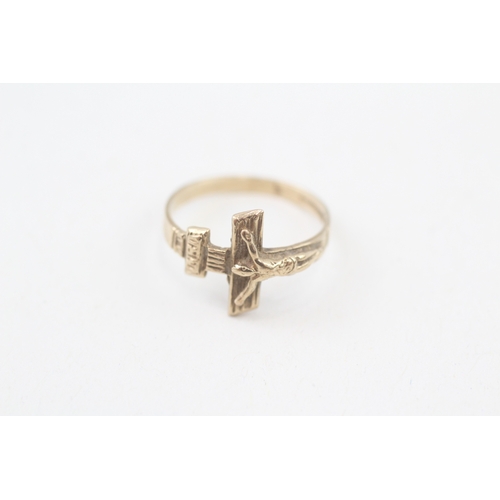 98 - 9ct gold Christian crucifix cross ring (1.4g) Size  L